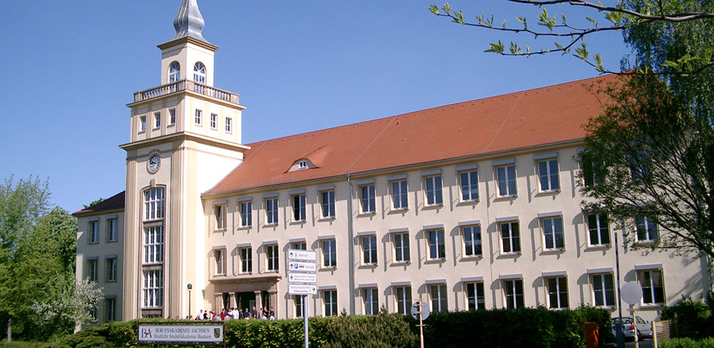 Foto der Berufsakademie Bautzen mit blauem Himmel