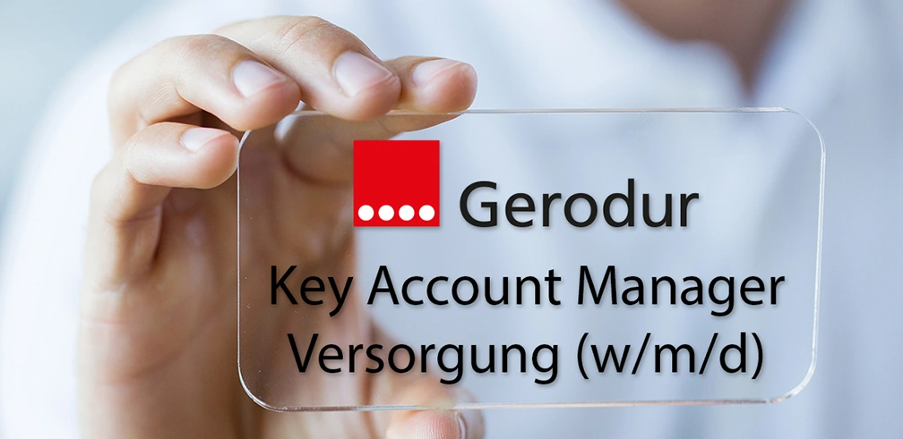 Person hält Schild mit Gerodur Logo und Key Account Manager hoch